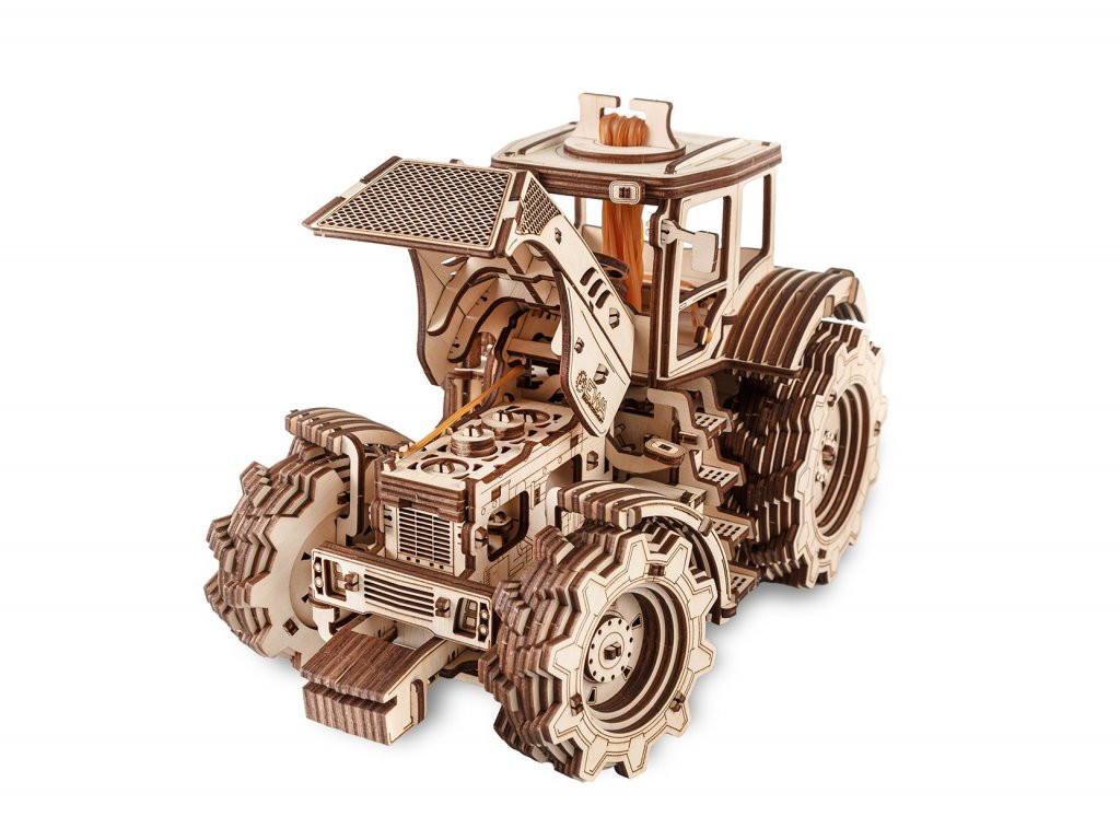 Dřevěný 3D model traktoru