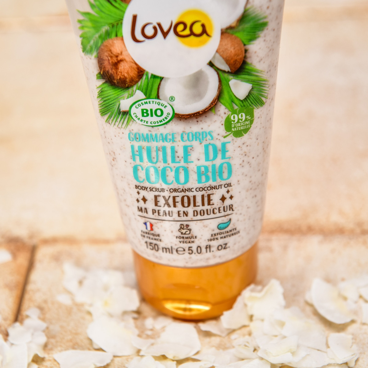 BIO tělový peeling Lovea s kokosovým olejem 150 ml