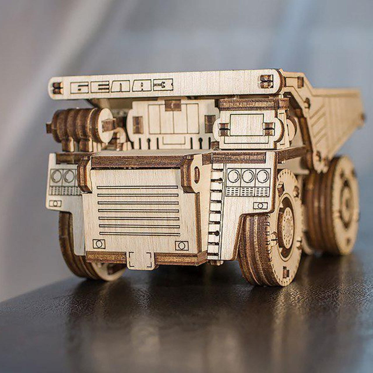 Dřevěný 3D model Belaz Mini