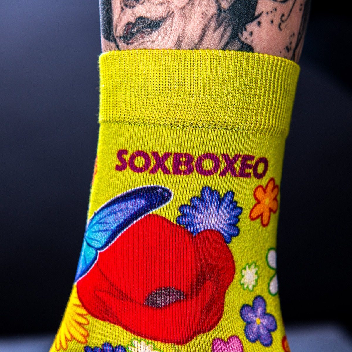 Květinová plechovka s květinovými ponožkami Soxboxeo