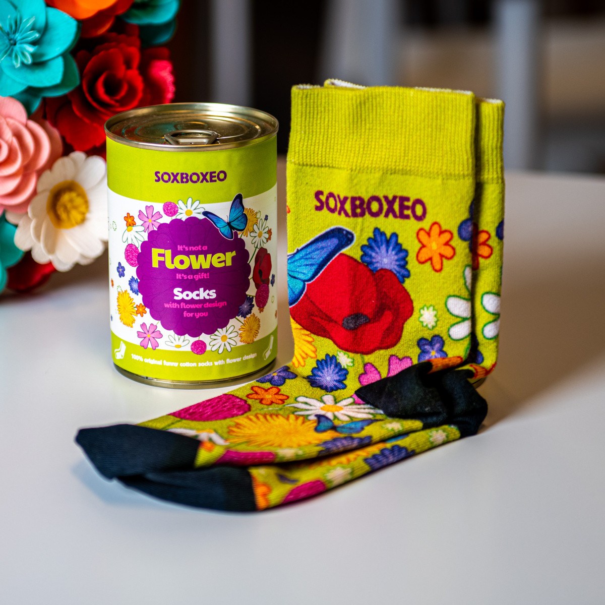Květinová plechovka s květinovými ponožkami Soxoxeo