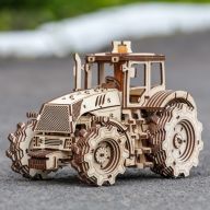 Dřevěný 3D model traktoru