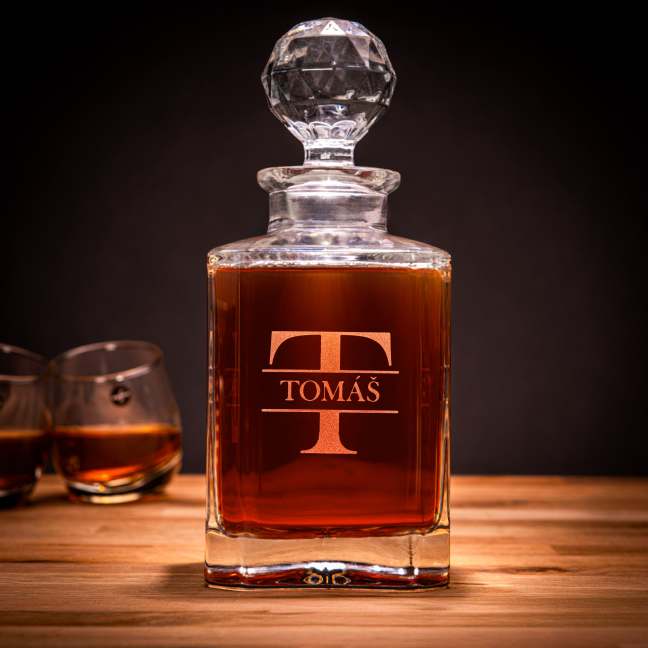 Manboxeo mit Kristallkaraffe 