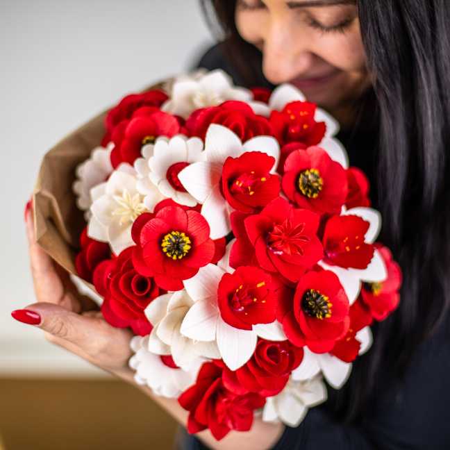 Duftender Blumenstrauß aus Holz in Rot