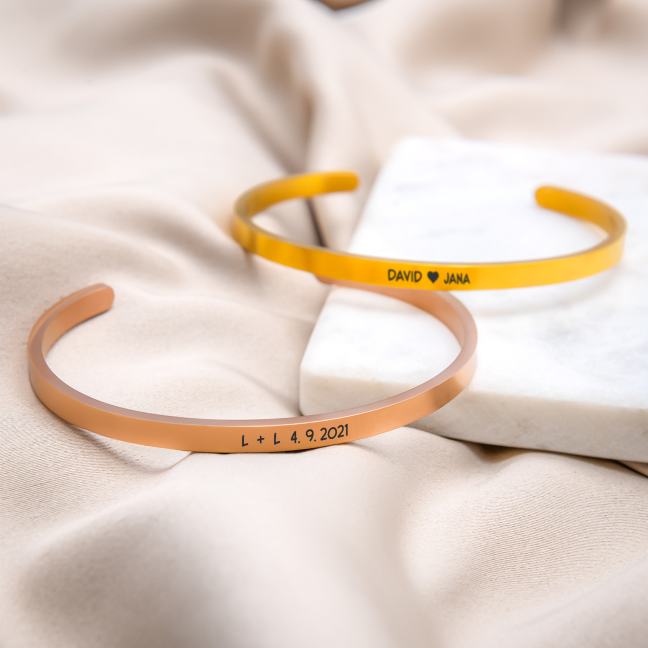Bangle-Armreif mit eigenem Text