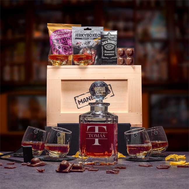 Manboxeo mit Kristallkaraffe 