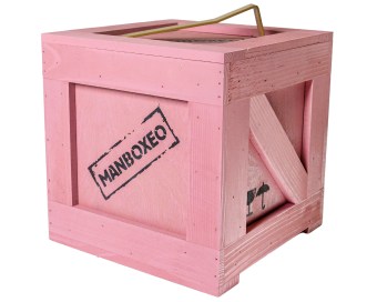 Rosa Kisten mit einem Brecheisen