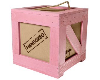 Rosa Kisten mit einem Brecheisen